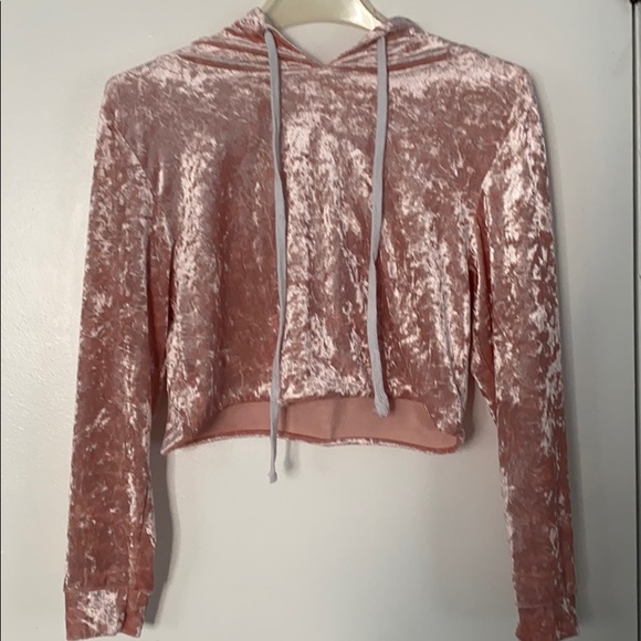 ROMWE Tops - Velvet cropped sweatshirt